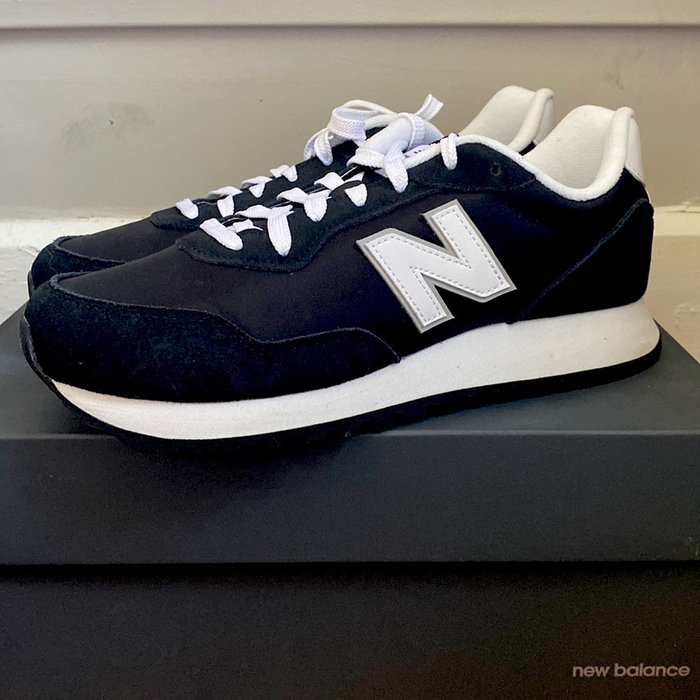 NWT Black New Balance 527